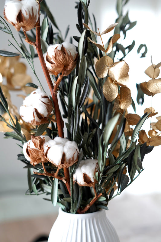 weihnachtlicher Trockenblkumentrauß mit goldenem Eukalyptus, Olivenzweigen Und Baumwollblüten