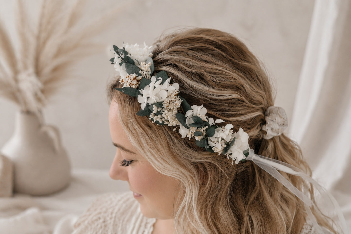 Handgefertigter Boho Haarkranz mit Trockenblumen, Hortensien und konserviertem Eukalyptus für Braut, Blumenmädchen und Brautjungfern