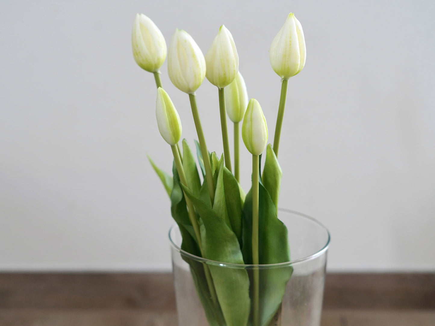 7er Bund künstliche Tulpen creme weiß mit 44 cm Länge in Vase dekoriert