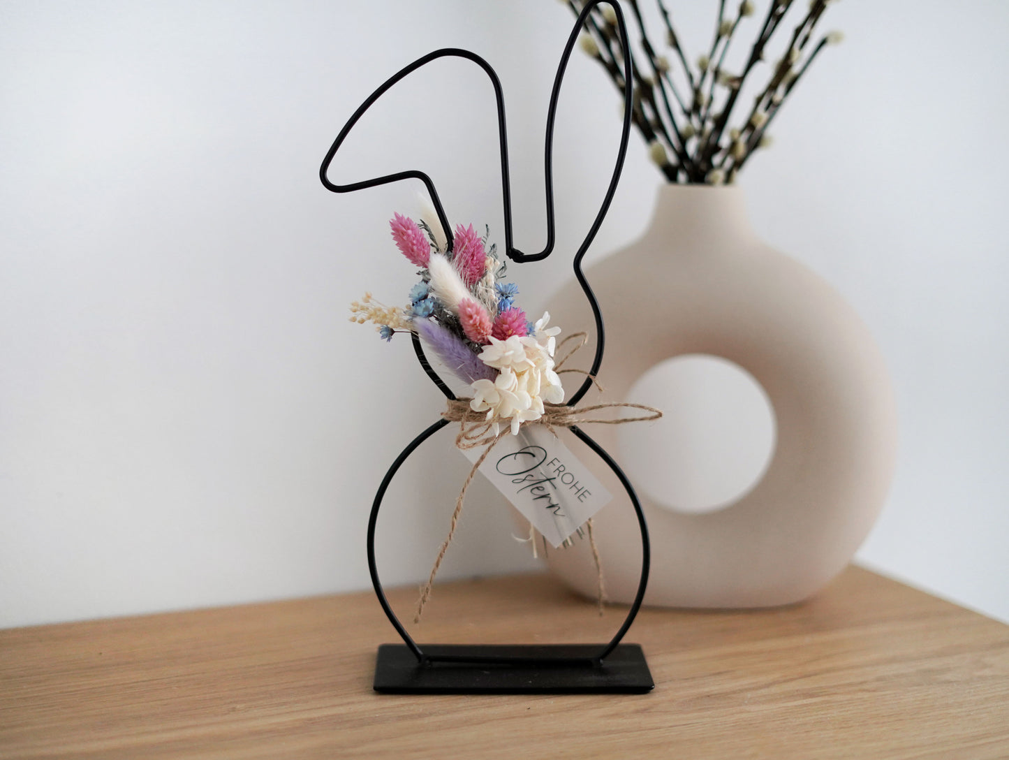Geschenkidee: Tischdekoration Metall Osterhase mit Trockenblumenstrauß und Frohe Ostern Schriftzug
