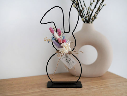 Geschenkidee: Tischdekoration Metall Osterhase mit Trockenblumenstrauß und Frohe Ostern Schriftzug