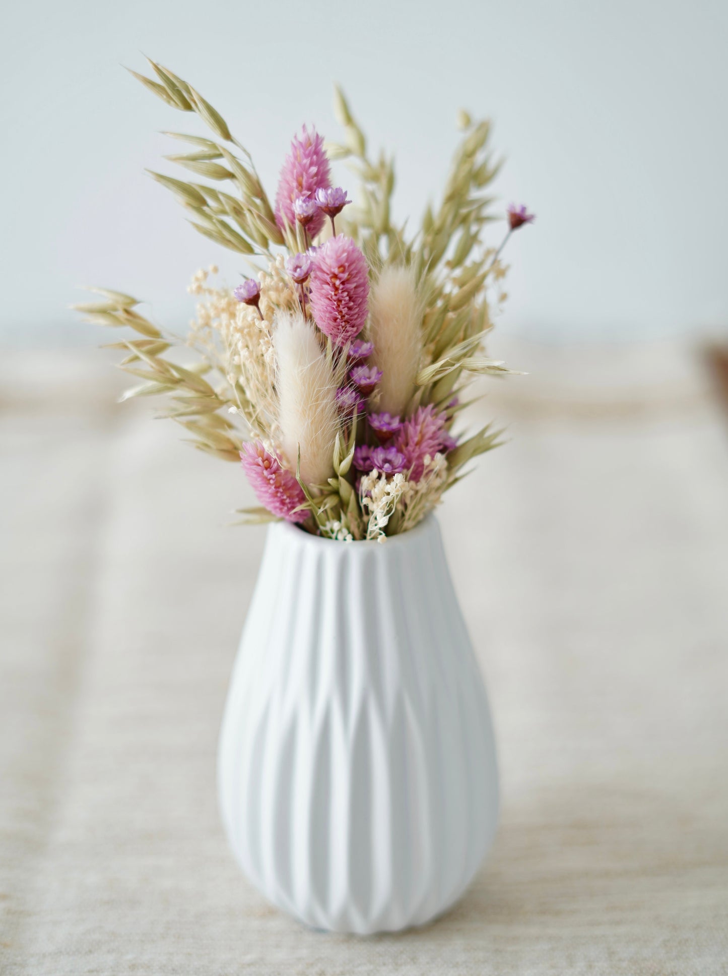 Hochzeit Tischdekoration Keramikvase weiß mit Trockenblumenstrauß