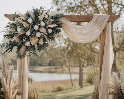 Boho Hochzeitsgesteck aus Trockenblumen mit Infinity Rosen am Traubogen einer freien Trauung