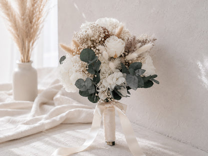 Boho Brautstrauß mit Trockenblumen, Pampasgras, konservieter Hortensie, Eukalyptus und Infinity Rosen