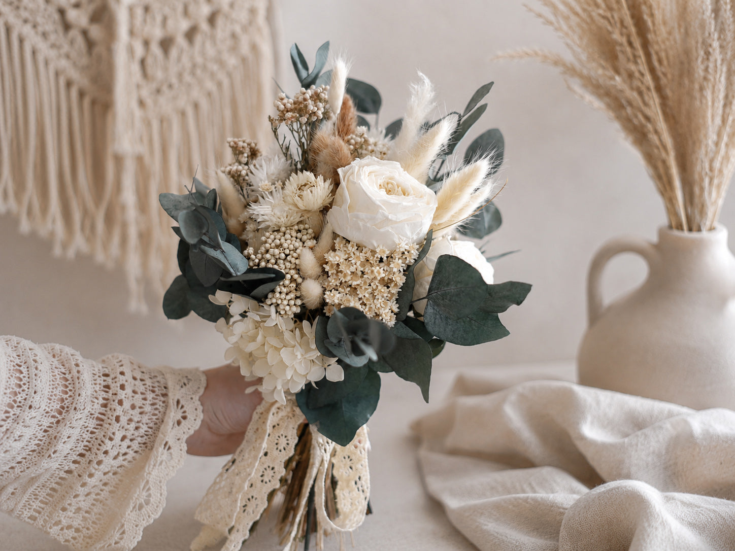 Boho Brautstrauß aus Trockenblumen mit Infinity-Rose, Hortensien und Eukalyptus für Standesamt, Trauzeugin oder als Wurfstrauß.