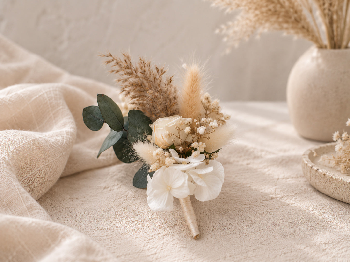 Boho Bräutigam Anstecker aus Trockenblumen mit Infinity-Rose, Eukalyptus, Hortensie und Schleierkraut – passend zum Brautstrauß