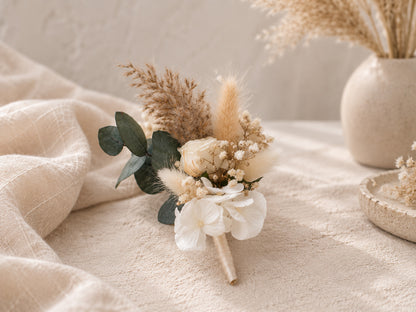 Boho Bräutigam Anstecker aus Trockenblumen mit Infinity-Rose, Eukalyptus, Hortensie und Schleierkraut – passend zum Brautstrauß