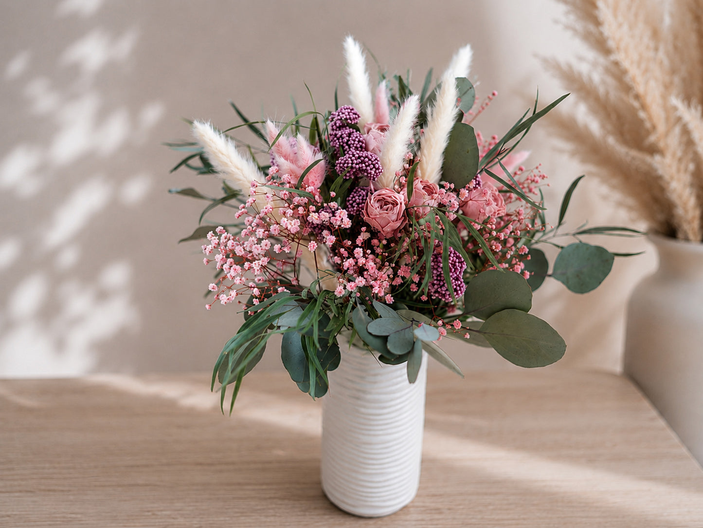 Großer Trockenblumen Brautstrauß rosa mit Eukalyptus, Infinity Rosen und Pampasgras