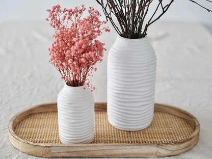 Keramikvase mit Rillen in weiß klein und groß mit Trockenblumen