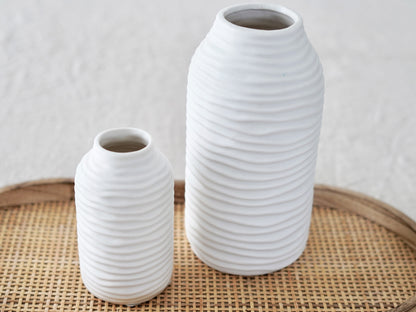 Keramikvase mit Rillen in weiß klein und groß