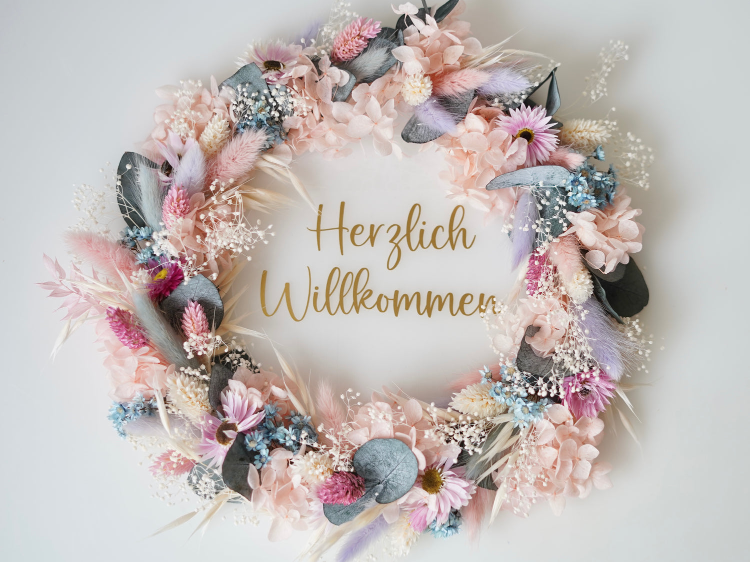 Türkranz: Trockenblumenkranz, komplett gebunden in zarten, pastell Farben aus Eukalyptus, Ruskus und Trockenblumen.