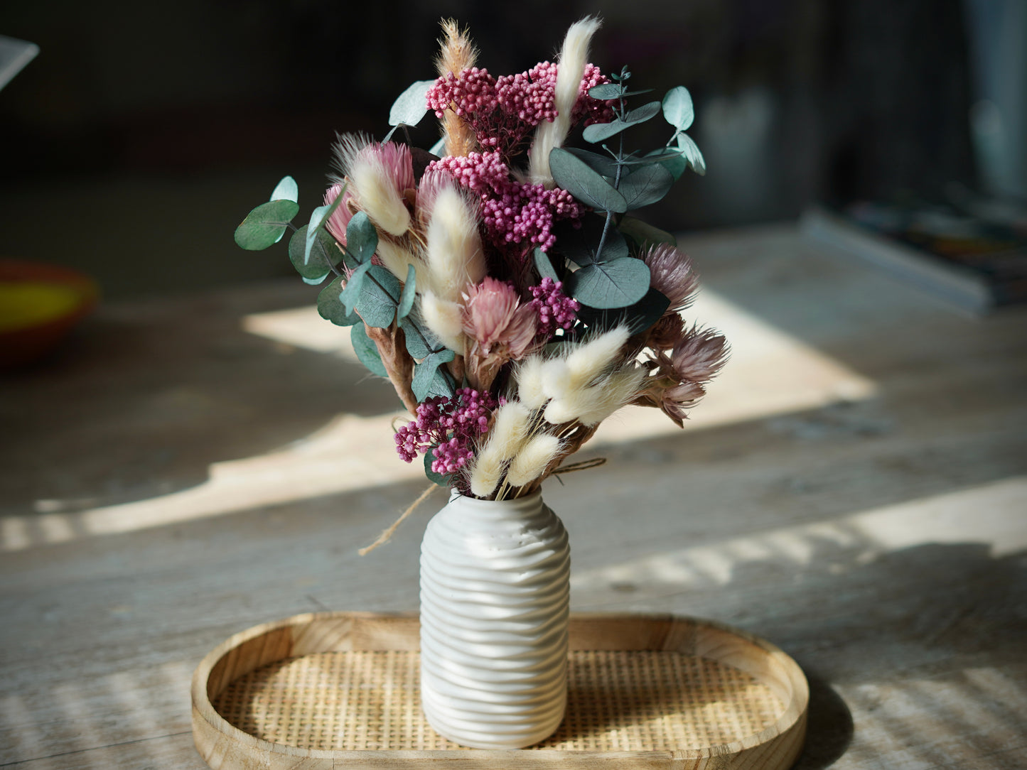 Tischdekoration Trockenblumenstrauß rosa, weiß mit Infinity Rose