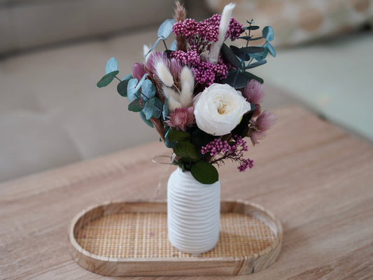 Tischdekoration Trockenblumenstrauß rosa, weiß mit Infinity Rose.