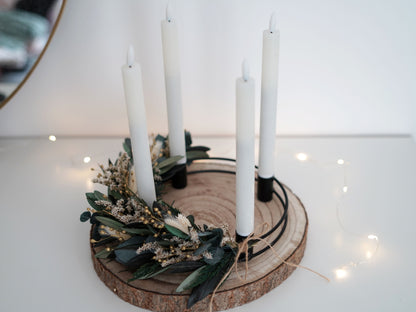 Adventskranz gebunden an einen schwarzen Metallkranz aus Trockenblumen, konserviertem Eukalyptus, Olivenzweigen und Tanne "Thuja"