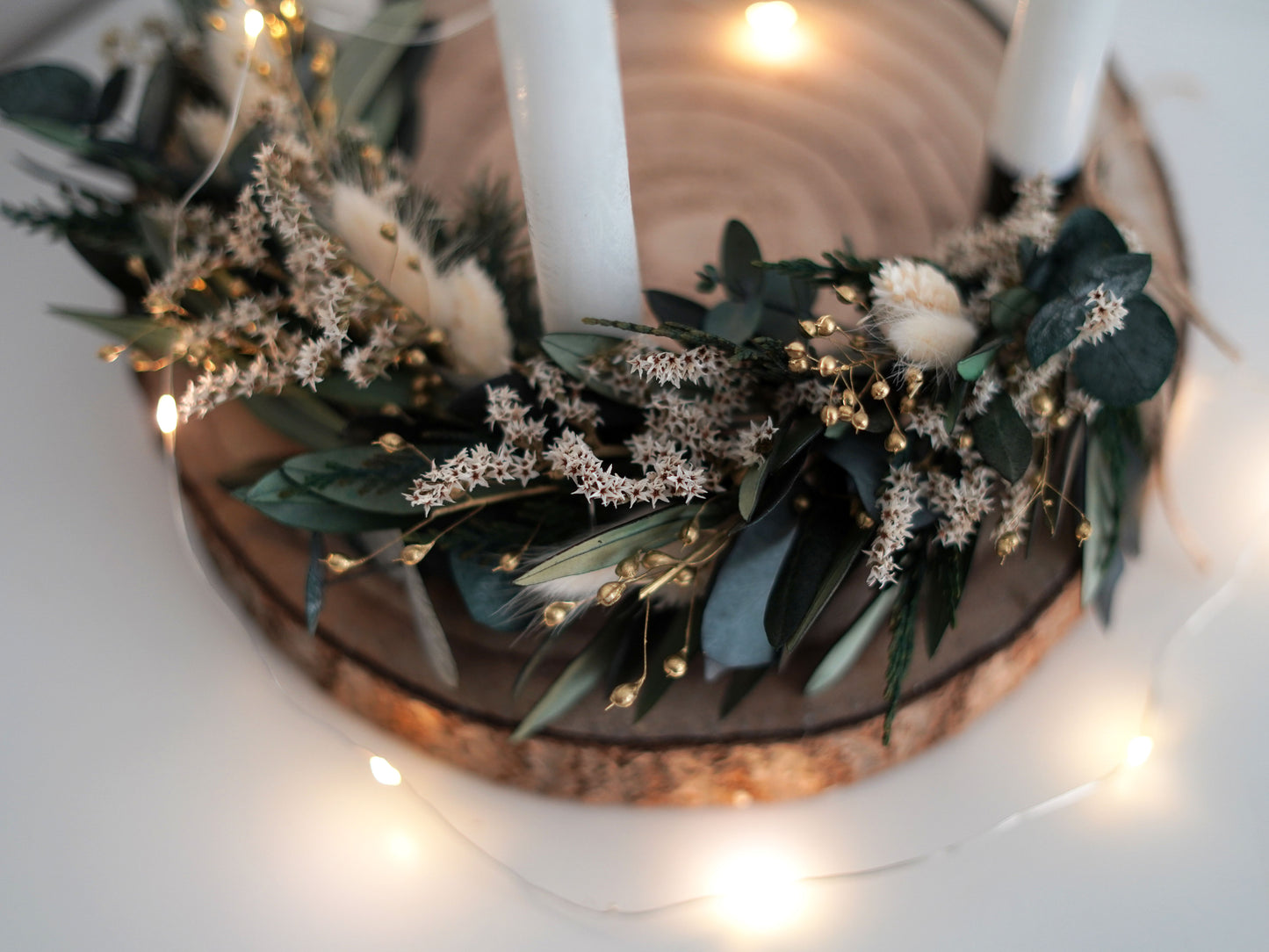 Adventskranz gebunden an einen schwarzen Metallkranz aus Trockenblumen, konserviertem Eukalyptus, Olivenzweigen und Tanne "Thuja"