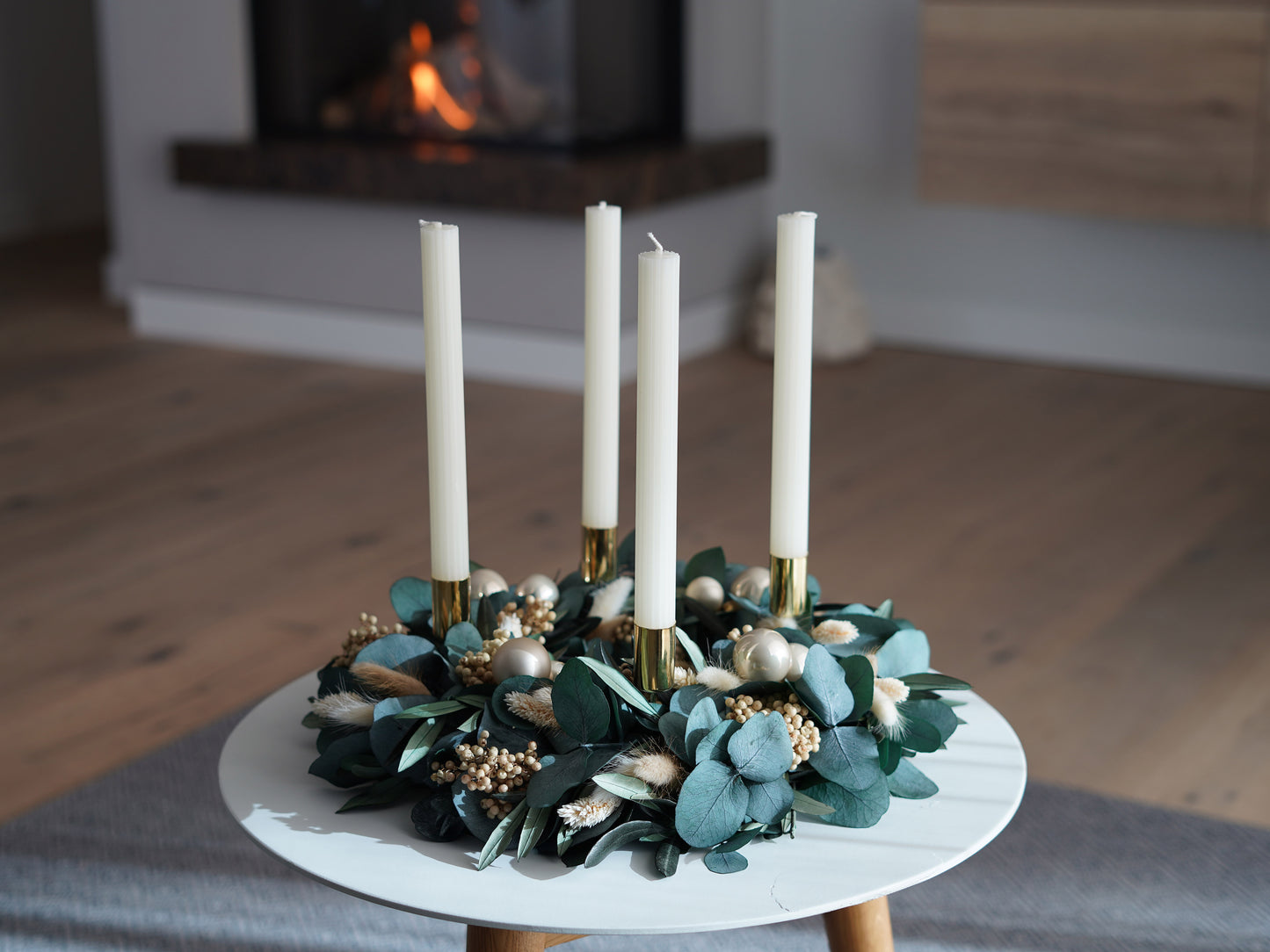 Adventskranz aus Trockenblumen mit Eukalyptus, Olivenzweigen, cremefarbenen Pfefferbeeren, Rillenkerzen und Weihnachtskugeln – naturfarben in Grün und Crem