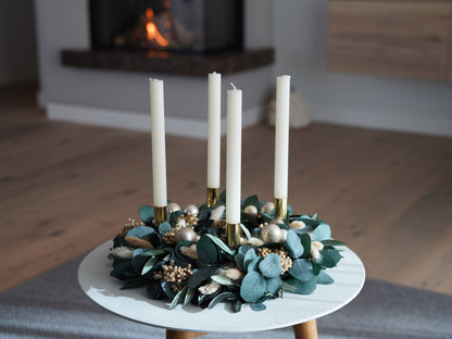 Adventskranz aus Trockenblumen mit Eukalyptus, Olivenzweigen, cremefarbenen Pfefferbeeren, Rillenkerzen und Weihnachtskugeln – naturfarben in Grün und Crem