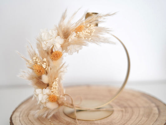 Ringförmiger goldfarbener Stabkerzenhalter mit Pampasgras, Lagurus, Phalaris und konservierter Hortensie, handgefertigte Trockenblumen-Dekoration.