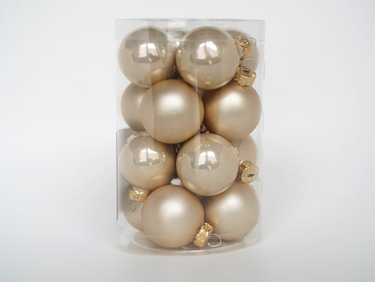 Champagner-goldene Mini-Christbaumkugeln aus Echtglas, dekorativ arrangiert für weihnachtliche DIY- und Adventsdekoration.