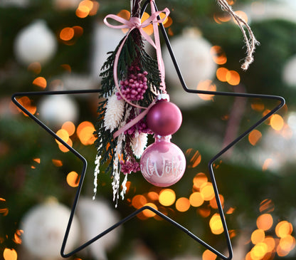 Handgefertigter Metallstern mit Trockenblumen und Personalisierung als Geschenkidee und Mitbringsel