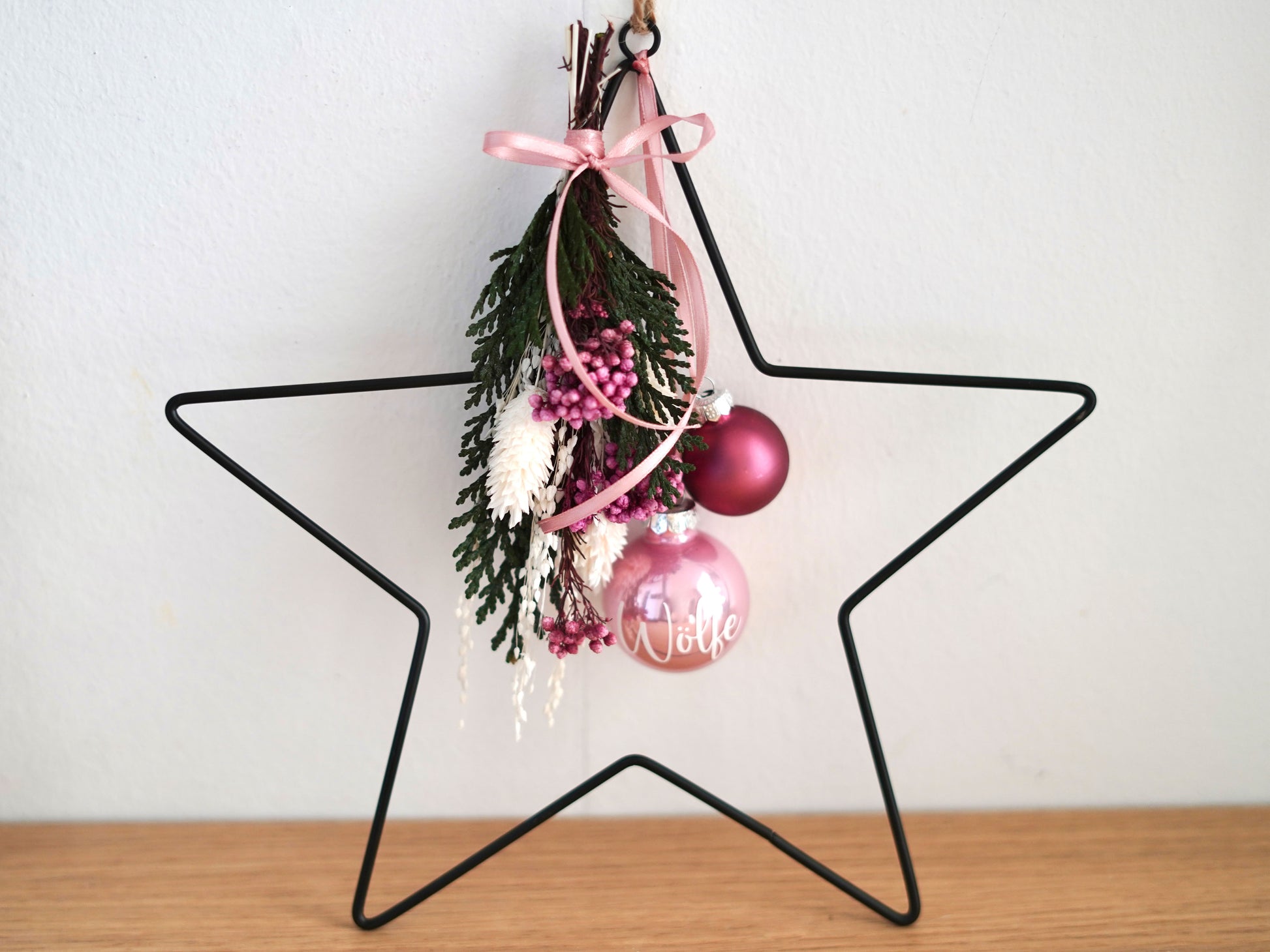 Metallstern mit Trockenblumen und personalisiertem Transparentpapier als zeitlose Dekoration und Geschenkidee