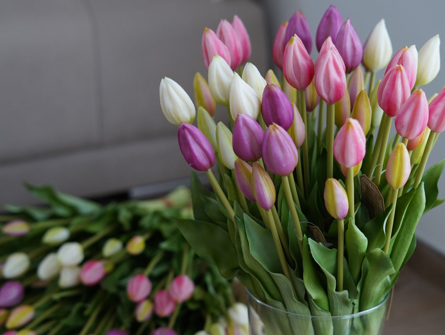 Künstlicher Tulpenstrauß rosa/pink, lila, weiß als moderne Frühlingsdeko im Wohnraum