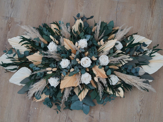 Handgefertigtes Boho Hochzeitsgesteck aus Trockenblumen, Pampasgras und konserviertem Eukalyptus
