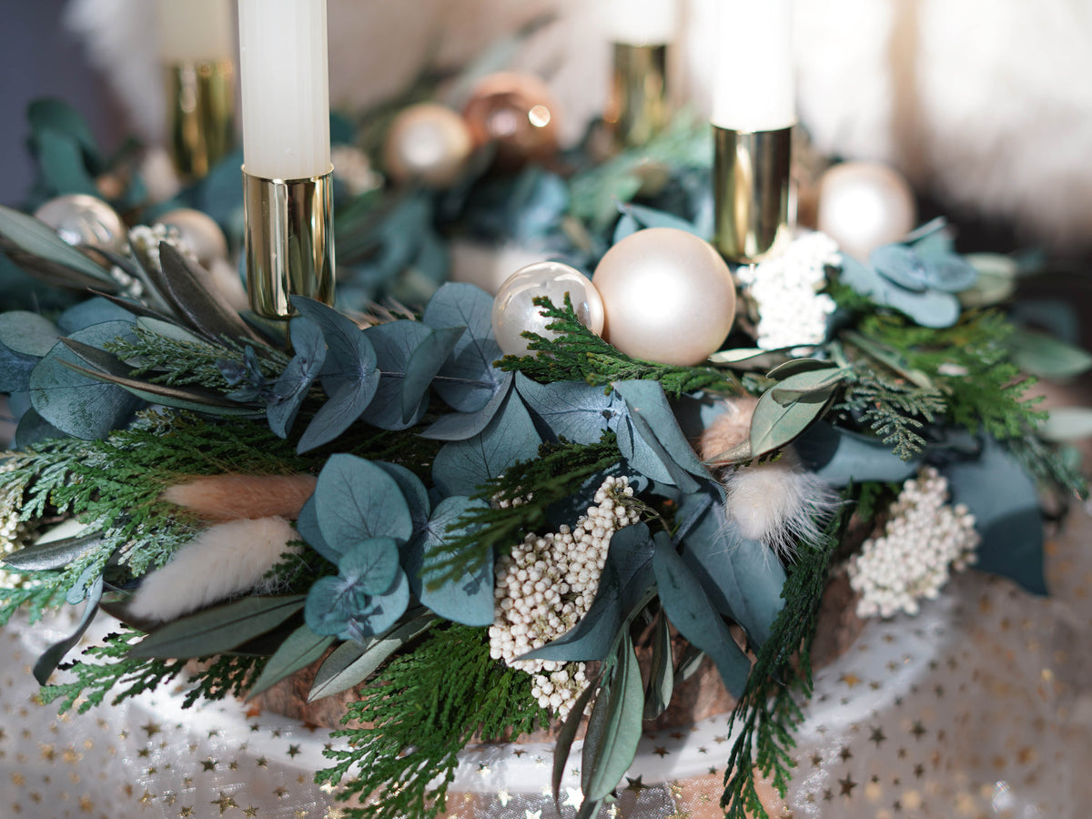 Adventskranz aus Eukalyptus, Tannengrün & Trockenblumen – Tanafleur