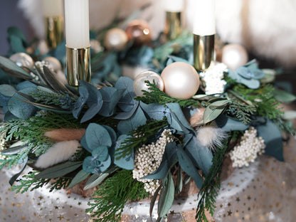 Traditioneller Adventskranz handgefertigt aus konservierten natürlichen Materialien, wie Tanne Thuja Orientalis, Eukalyptus, Olivenzweige und Trockenblumen.