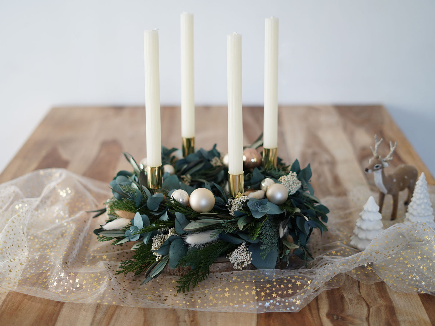 Traditioneller Adventskranz handgefertigt aus konservierten natürlichen Materialien, wie Tanne Thuja Orientalis, Eukalyptus, Olivenzweige und Trockenblumen. Ergänzt durch cremefarbene Rillenkerzen und Christbaumkugeln.