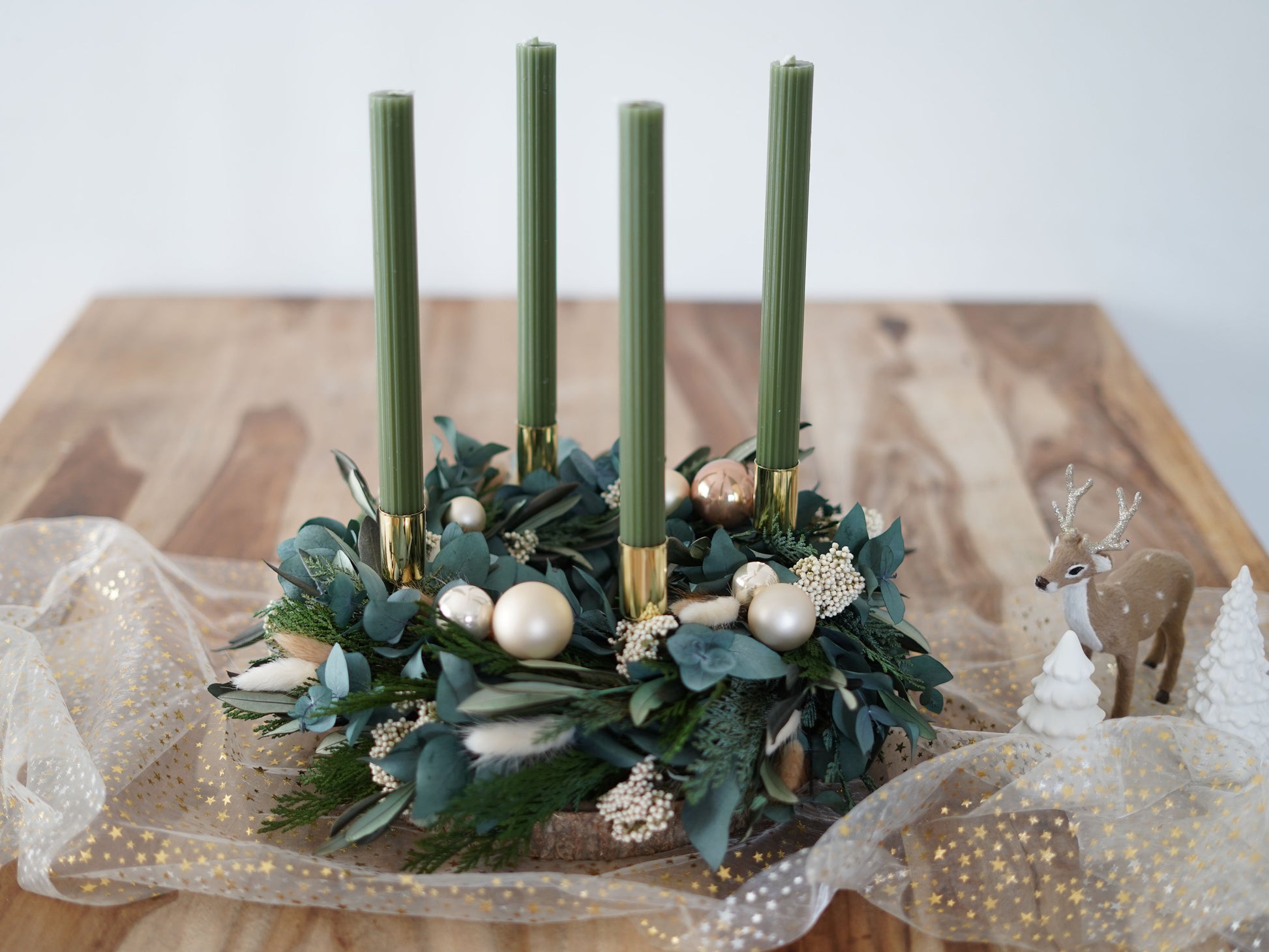 Traditioneller Adventskranz handgefertigt aus konservierten natürlichen Materialien, wie Tanne Thuja Orientalis, Eukalyptus, Olivenzweige und Trockenblumen.