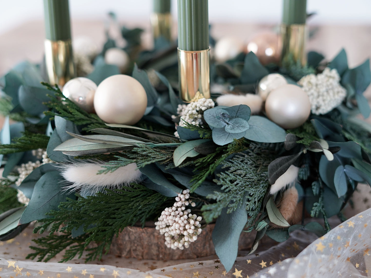 Traditioneller Adventskranz handgefertigt aus konservierten natürlichen Materialien, wie Tanne Thuja Orientalis, Eukalyptus, Olivenzweige und Trockenblumen.