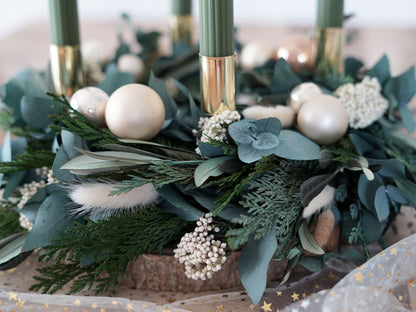 Traditioneller Adventskranz handgefertigt aus konservierten natürlichen Materialien, wie Tanne Thuja Orientalis, Eukalyptus, Olivenzweige und Trockenblumen.