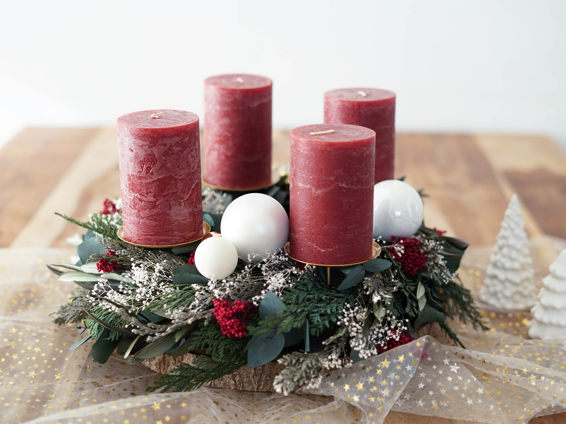 Weihnachtlicher Kranz als Adventskranz aus Tannengrün., Eukalyptus und "roten Beeren" Diosmi. in rot, grün, weiß