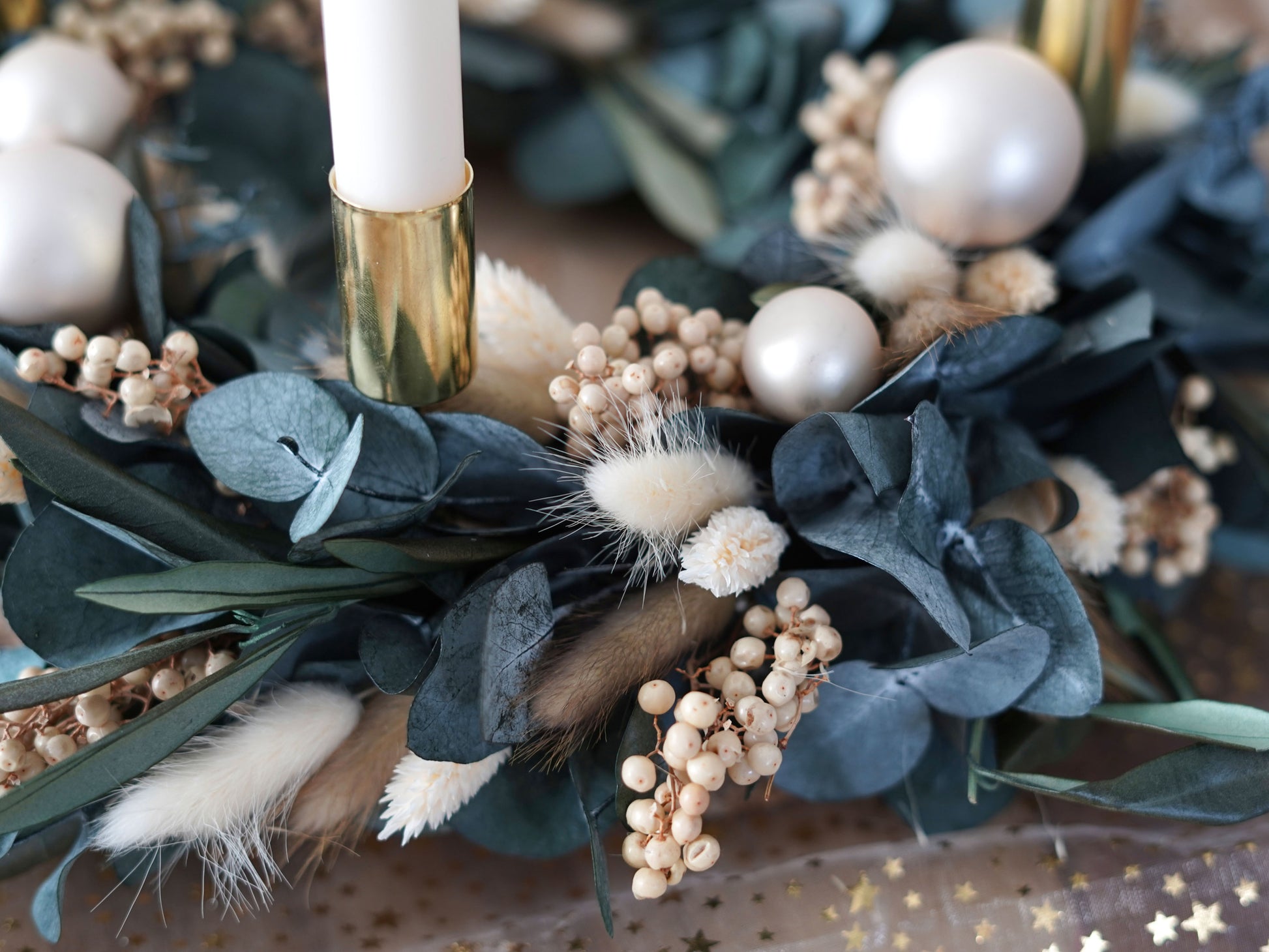 Adventskranz aus stabilisiertem Eukalyptus und Olivenzweigen und Trockenblumen in grün, creme, gold 