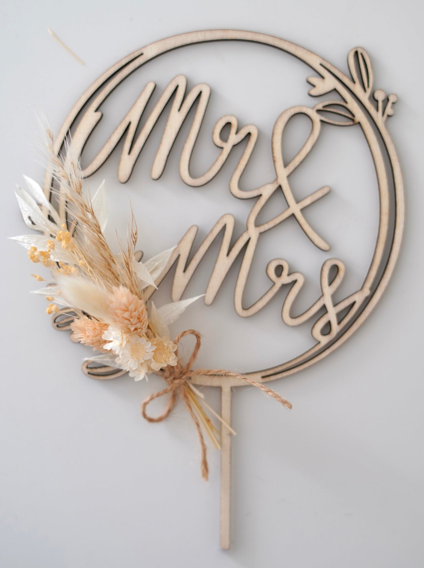 Hochzeitsdekoration Cake Topper aus Holz mit Trockenblumenstrauß boho