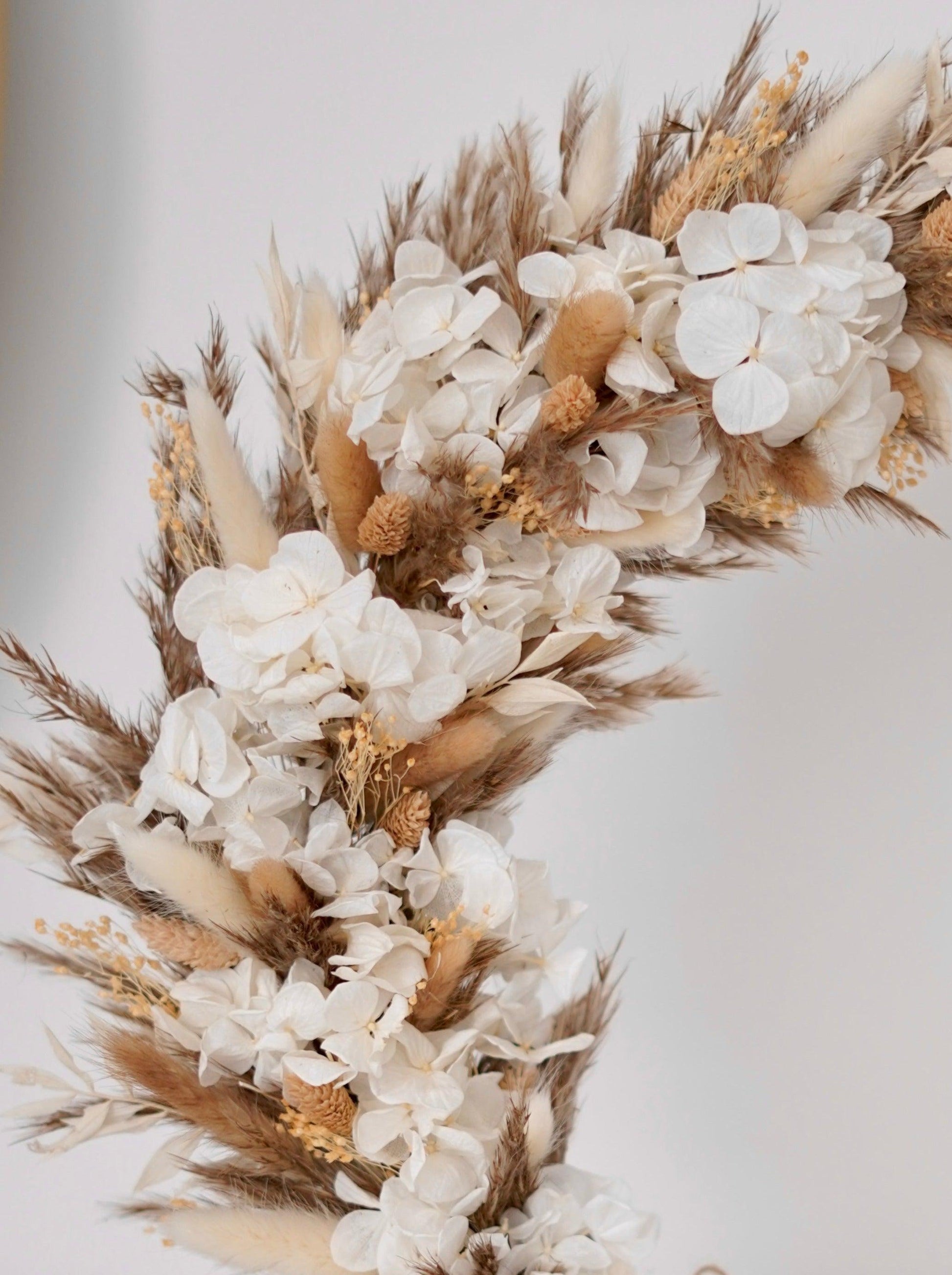 Trockenblumen Kranz am Metallring gebunden in creme, beige, weiß Tönen mit Hortensie