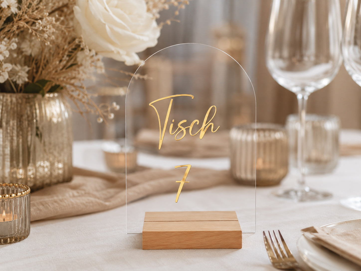 Transparente Acryl Tischnummer Hochzeit mit Holzfuß und Beschriftung in Gold im Boho-Stil
