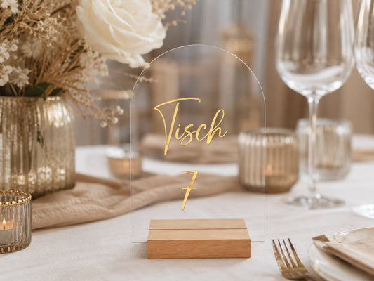 Transparente Acryl Tischnummer Hochzeit mit Holzfuß und Beschriftung in Gold im Boho-Stil
