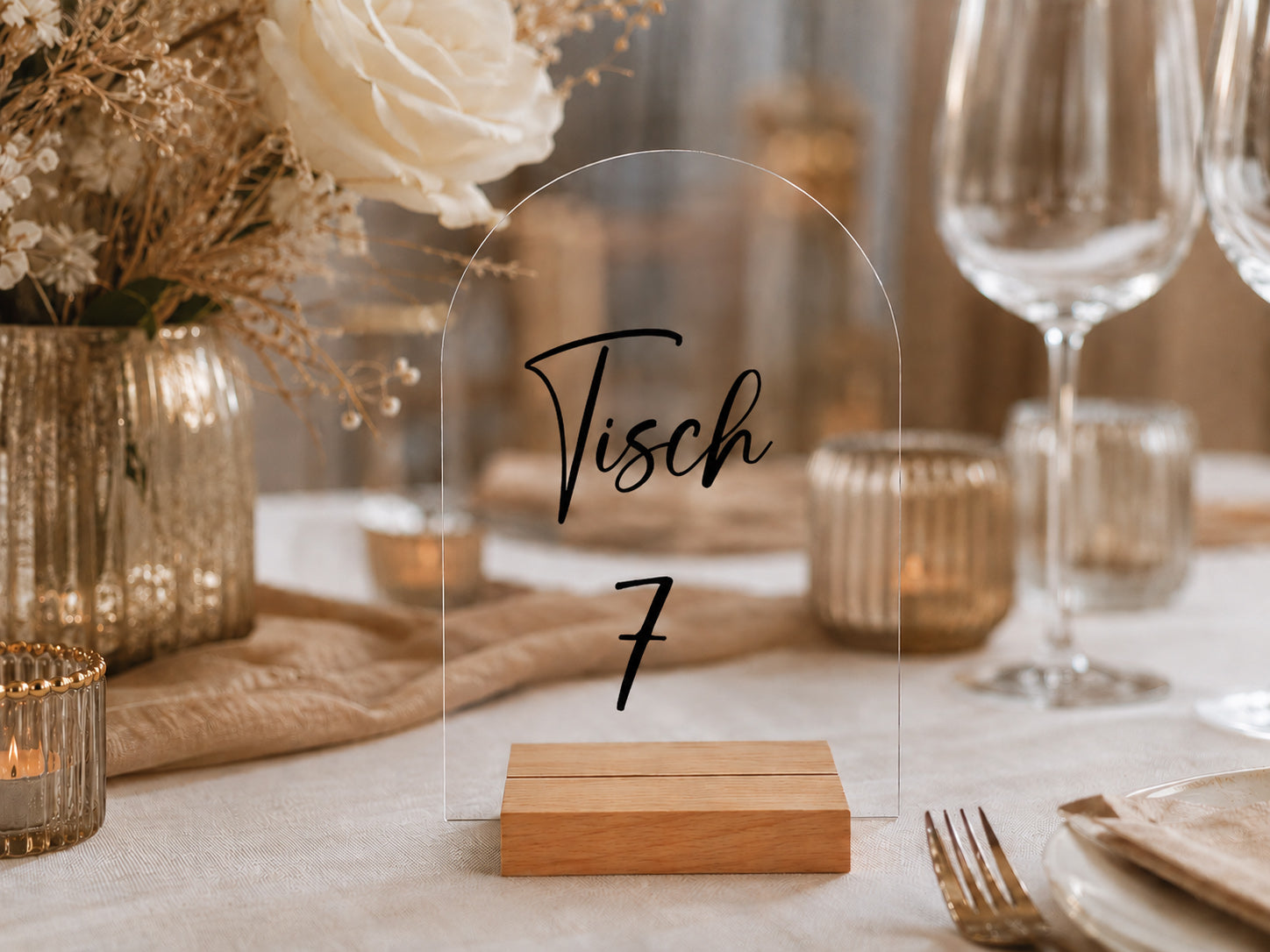 Transparente Acryl Tischnummer Hochzeit mit Holzfuß und Beschriftung in Schwarz im Boho-Stil