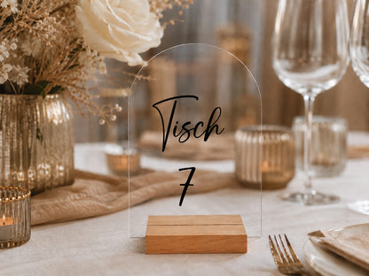 Transparente Acryl Tischnummer Hochzeit mit Holzfuß und Beschriftung in Schwarz im Boho-Stil