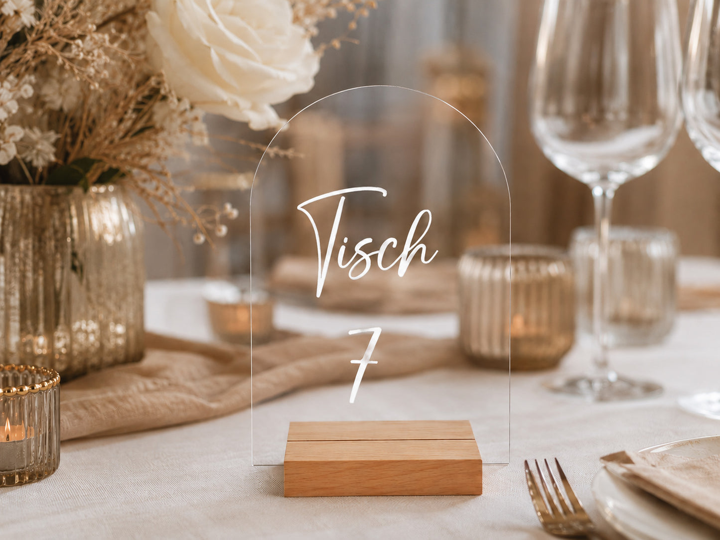 Transparente Acryl Tischnummer Hochzeit mit Holzfuß und Beschriftung in Weiß im Boho-Stil