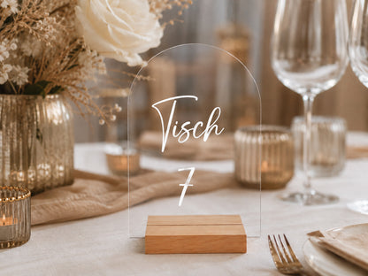 Transparente Acryl Tischnummer Hochzeit mit Holzfuß und Beschriftung in Weiß im Boho-Stil
