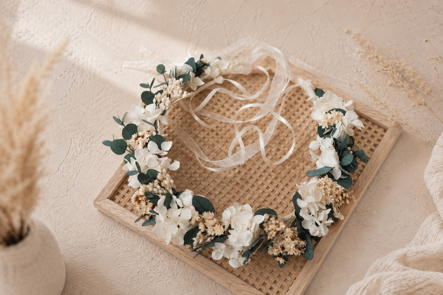 Boho Haarkranz aus Trockenblumen und konserviertem Eukalyptus als natürlicher Haarschmuck für Hochzeit, Kommunion und festliche Anlässe