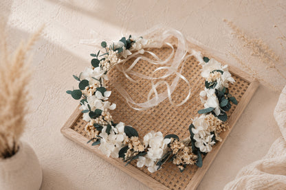 Boho Haarkranz aus Trockenblumen und konserviertem Eukalyptus als natürlicher Haarschmuck für Hochzeit, Kommunion und festliche Anlässe