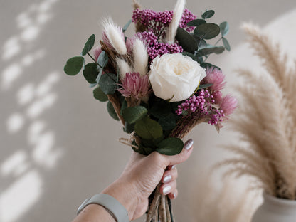 Kleiner Brautstrauß aus Trockenblumen in Rosa und Weiß mit Eukalyptus für Standesamt, Trauzeugin oder als Wurfstrauß