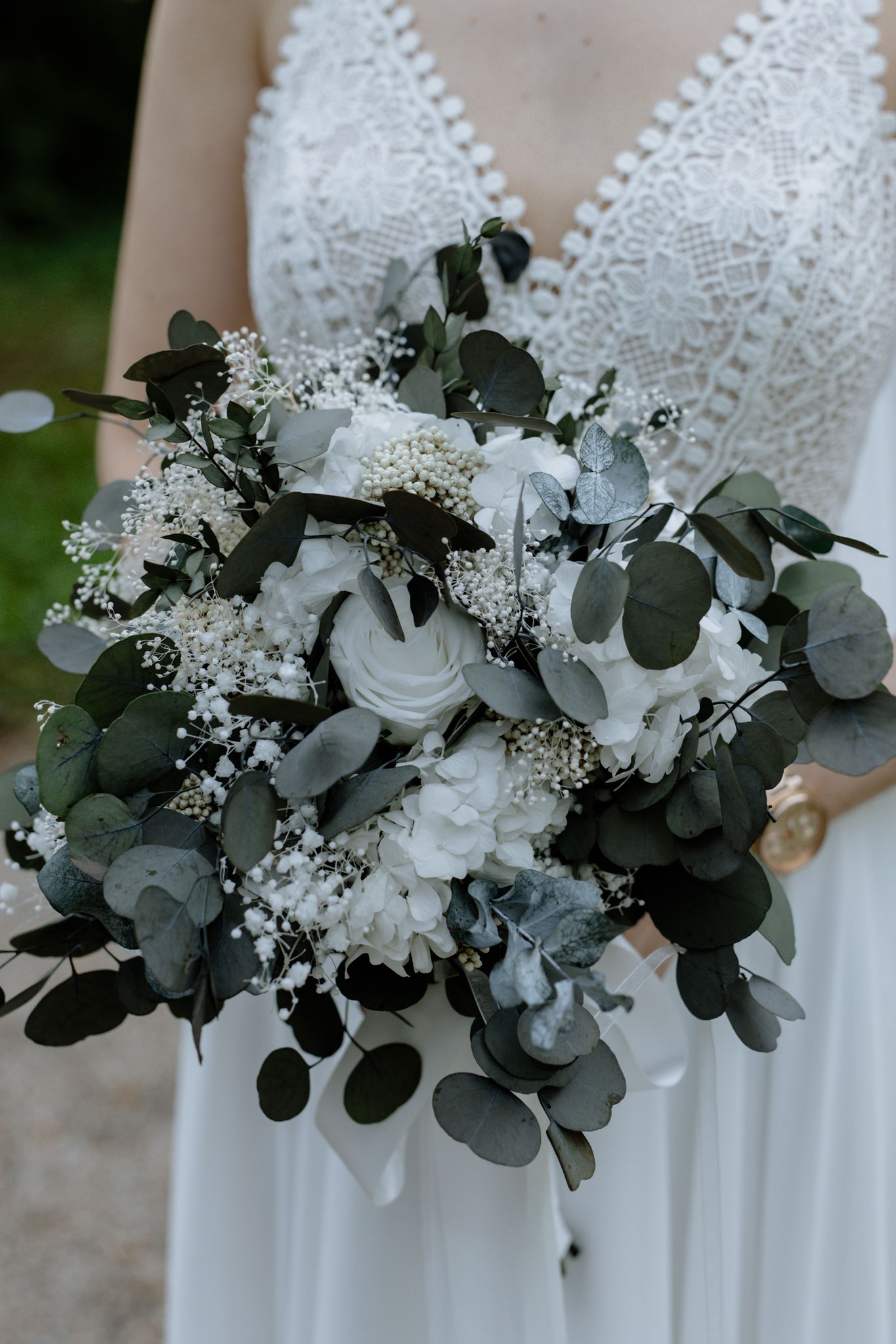 Großer, moderner, haltbarer Brautstrauß aus konservierter Hortensie, Eukalyptus und Infinity Rosen.