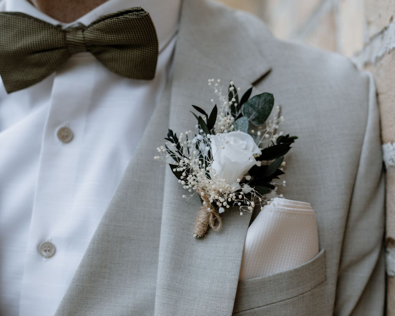 Bräutigam Anstecker aus Trockenblumen, konserviertem, haltbaren Eukalyptus und Infinity Rose