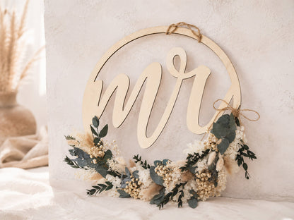 Boho Hochzeitskranz „Mr.“ aus Trockenblumen und konserviertem Eukalyptus für den Brautstuhl.