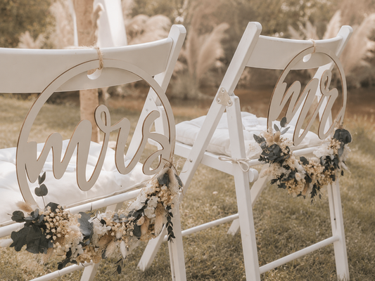 Boho Hochzeitskränze „Mr.“ und „Mrs.“ als Stuhldeko für Braut und Bräutigam bei einer freien Trauung